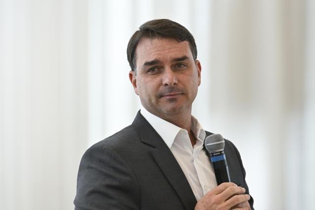 Filho de Bolsonaro se manifesta pela primeira vez após eleições