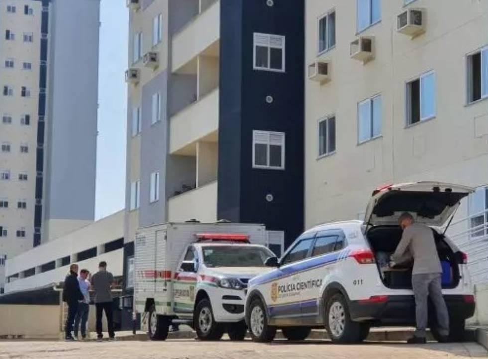 Filho desaparecido de mulher morta em Blumenau é localizado, diz polícia; suspeito está foragido