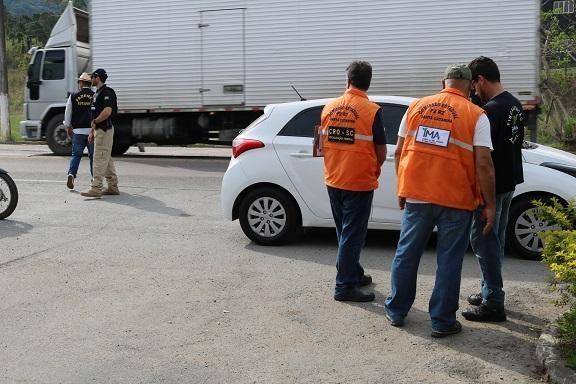 Fiscalização em transporte de cargas e produtos perigosos resulta em mais de 70 autuações em Aurora