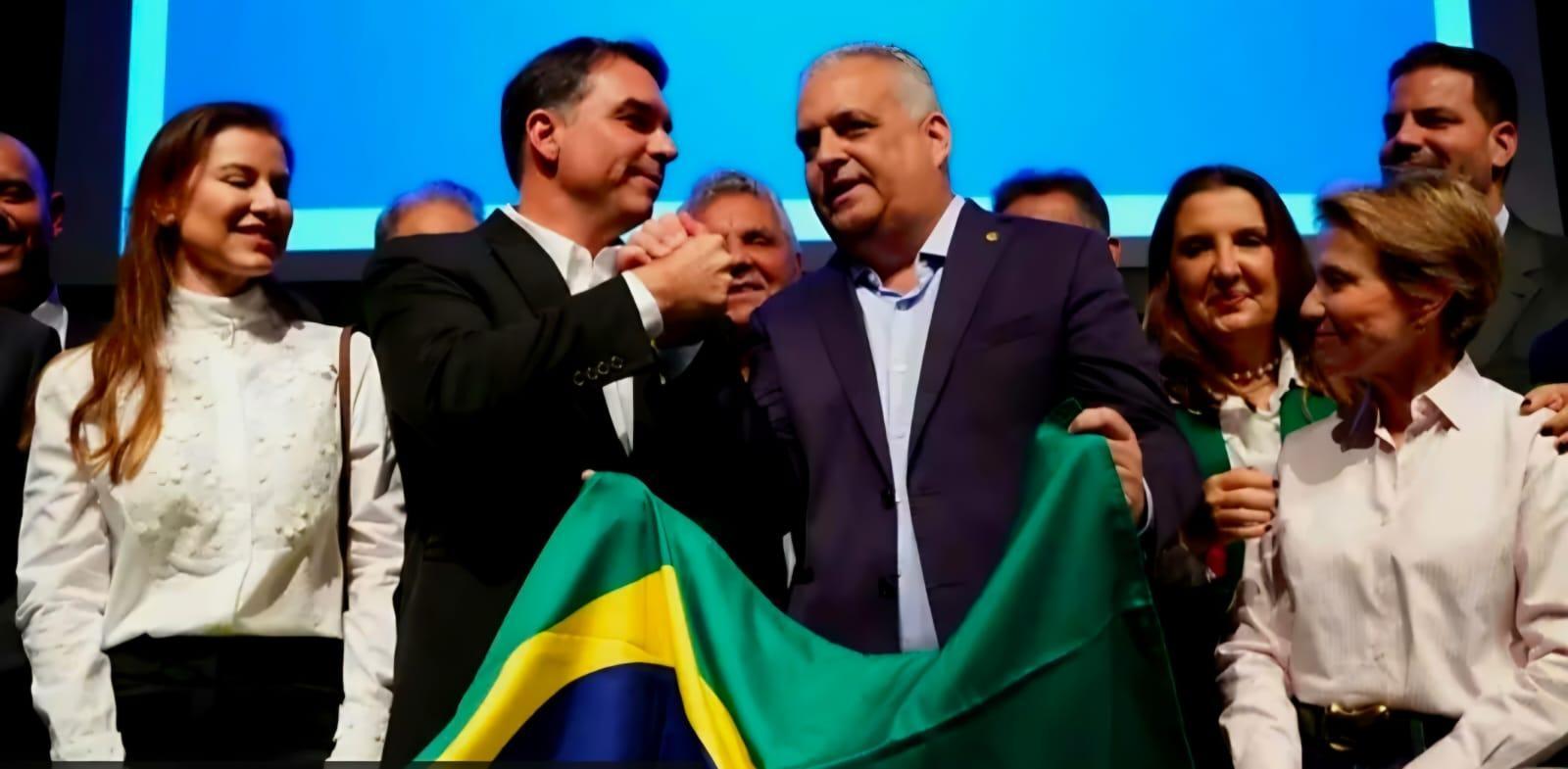 Flávio Bolsonaro define Alfredo Gaspar para vice numa chapa pura