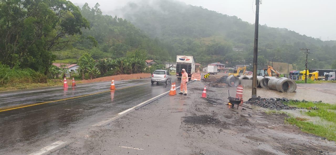 Fluxo na BR-470 em Ascurra segue nos dois sentidos