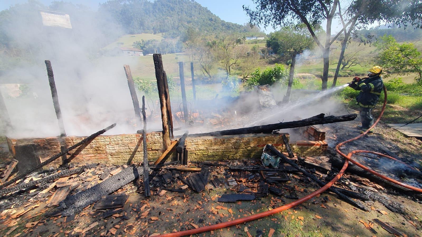  Fogão à lenha provoca incêndio e destrói residência em Aurora