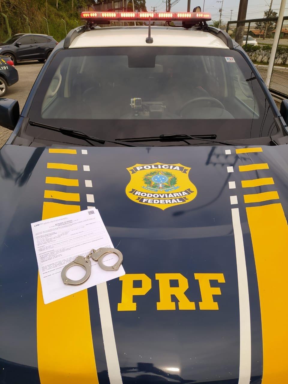 Foragido por assalto a caixa eletrônico é preso durante abordagem de rotina da PRF