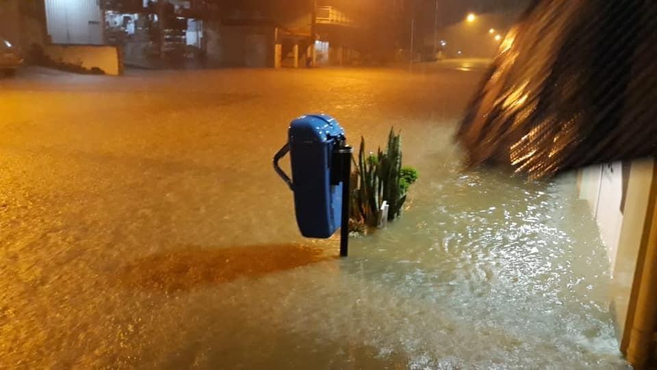 Forte chuva alaga os centros de Atalanta e Agrolândia