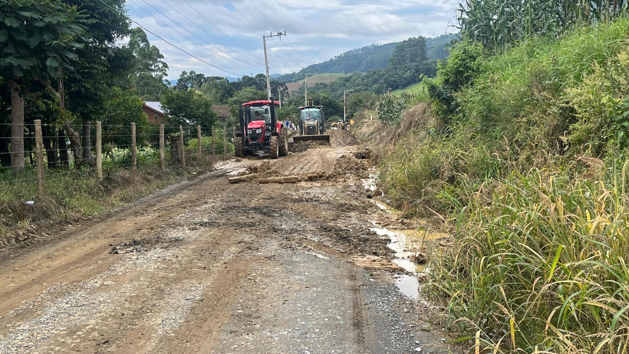 Fortes chuvas causam destruição em Leoberto Leal