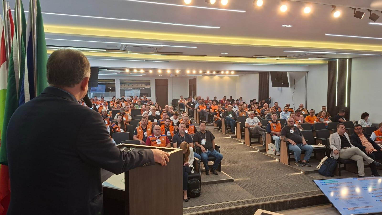 Fórum Estadual reúne mais de 250 representantes para fortalecer a Defesa Civil em Santa Catarina
