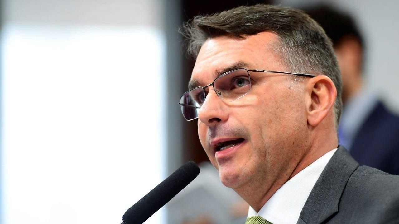 Fraude em filiação impede Flávio Bolsonaro de registrar candidatura no TSE