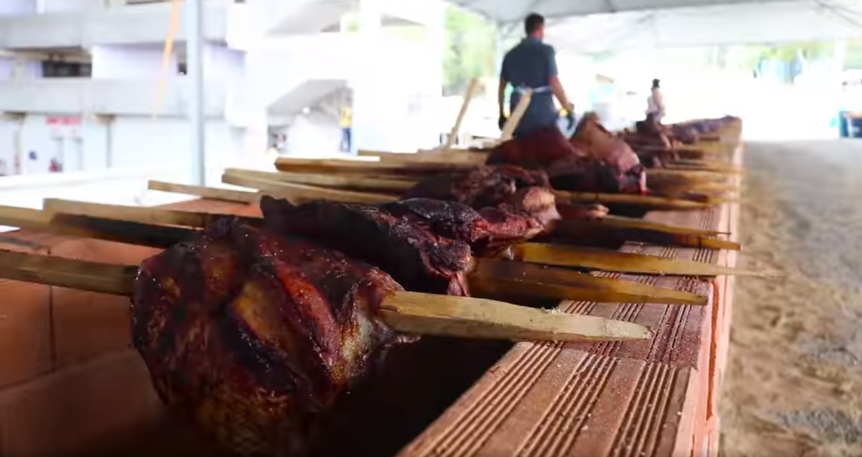 Frescal no espeto de pau foi a base do cardápio no almoço dos agricultores na abertura da 26ª Expofeira Nacional da Cebola