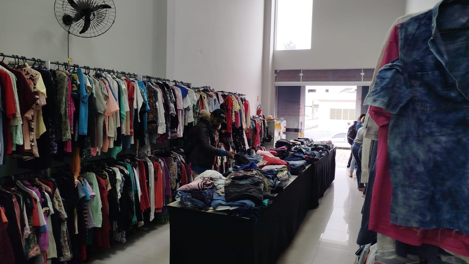 Frio aumenta procura por roupas no Lar da Solidariedade em Ituporanga