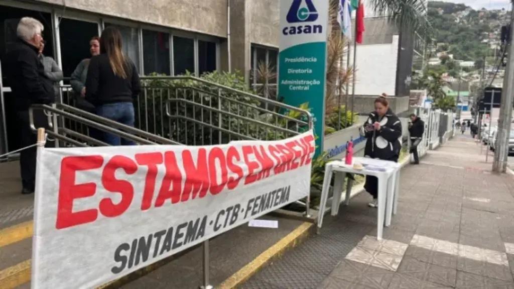 Funcionários da Casan entram em greve por tempo indeterminado