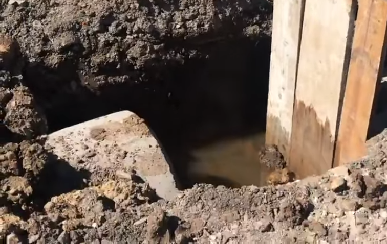 Galeria está sendo construída em frente à escola em Imbuia