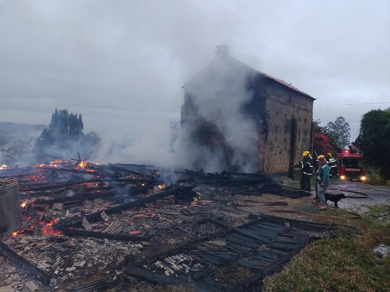 Galpão agrícola é totalmente consumido pelo fogo no interior de Ituporanga