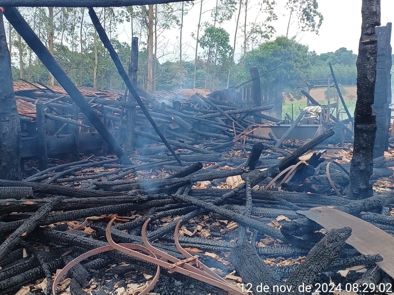Galpão fica destruído por incêndio 