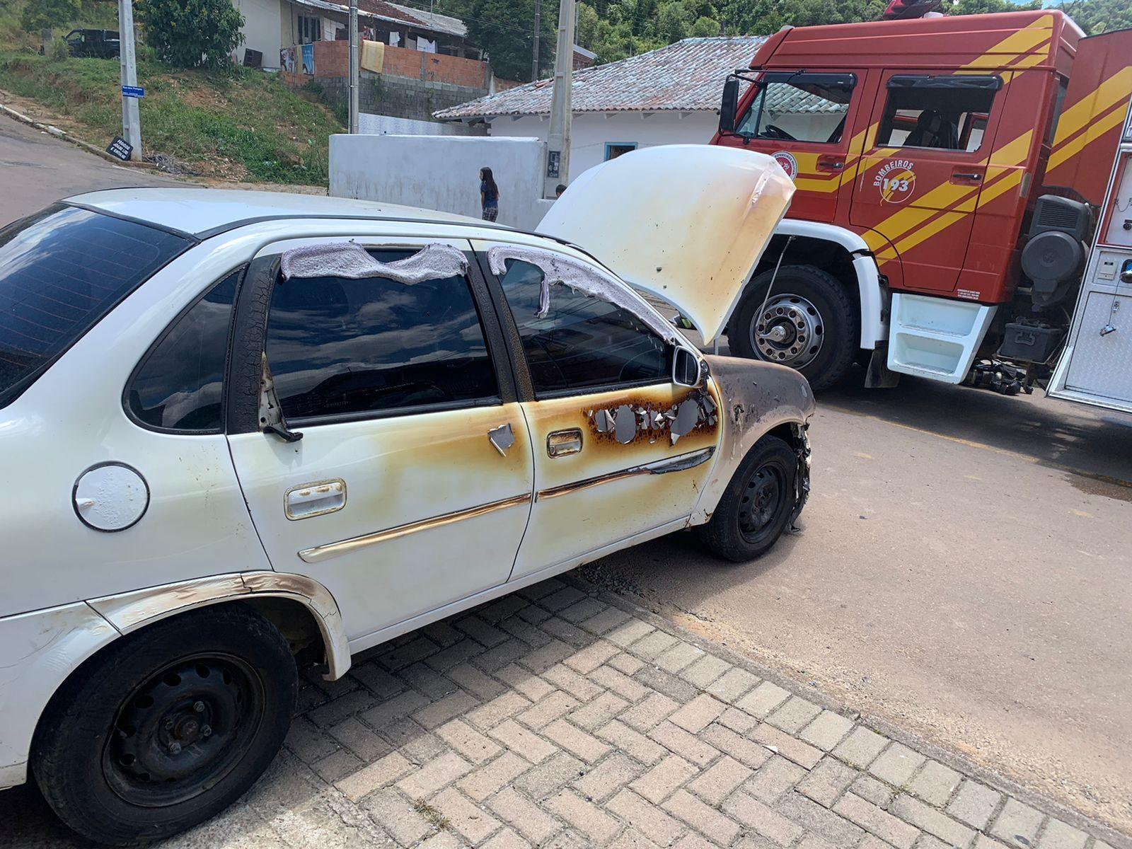 Garagem de casa é destruída pelo fogo em Rio do Sul