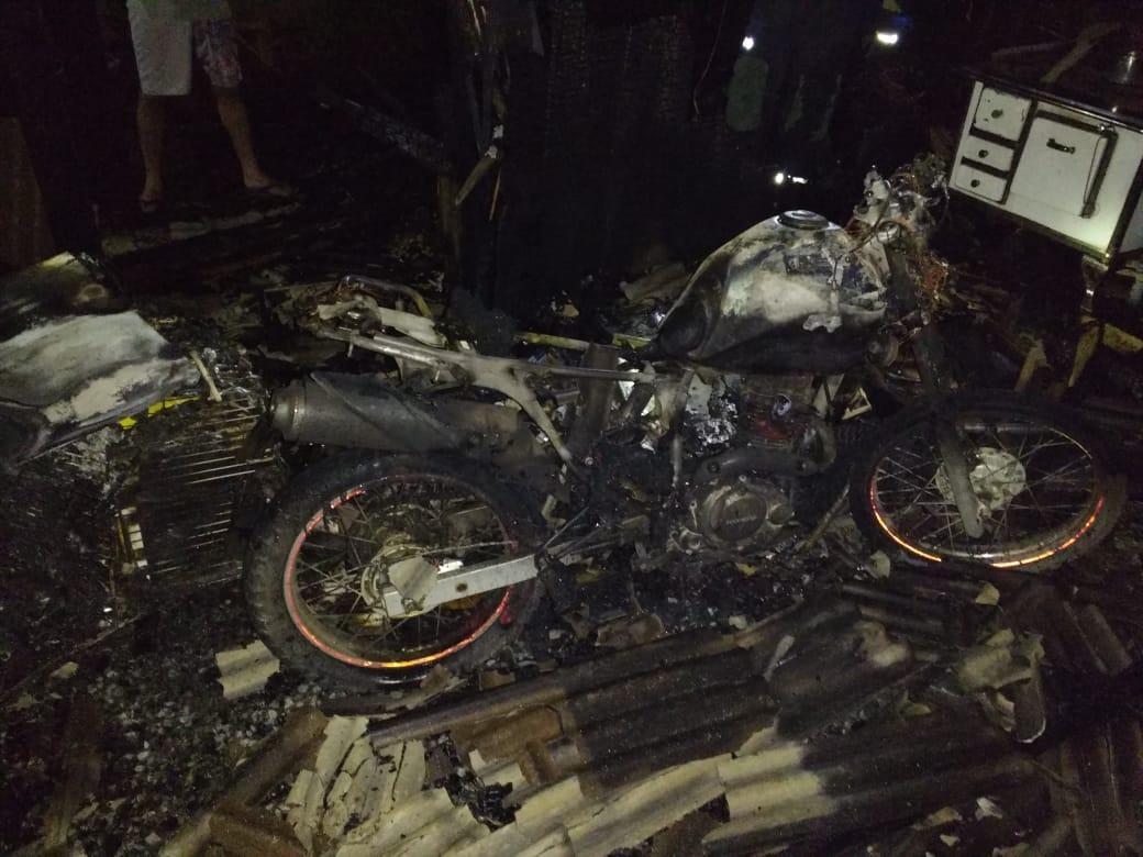 Garagem de residência fica destruída após incêndio em Ituporanga