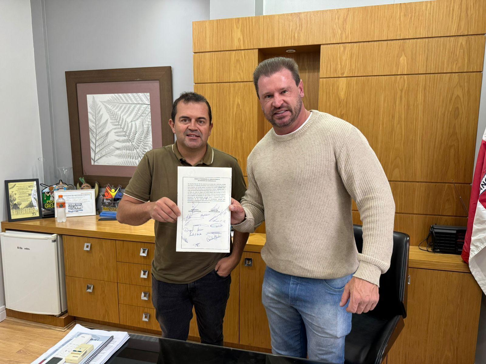 Geison Kurtz transmite cargo e Leandro May assume Prefeitura de Ituporanga