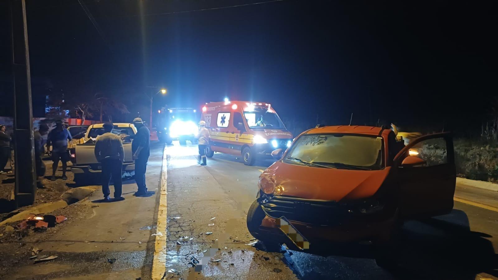 Gestante e criança são levadas ao hospital após colisão em Agrolândia