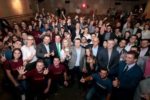 Governador anuncia R$ 206 milhões em bolsas de estudo pelo Uniedu e assina novo regulamento do programa