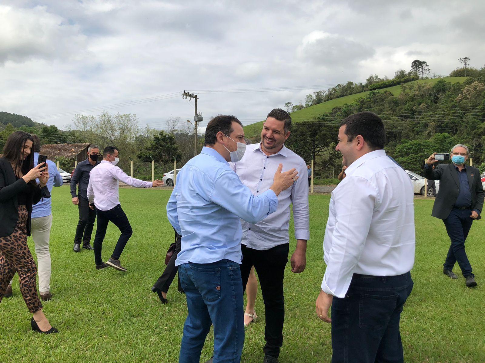 Governador Carlos Moisés é pontual no cumprimento da agenda e chega às 10h em Aurora