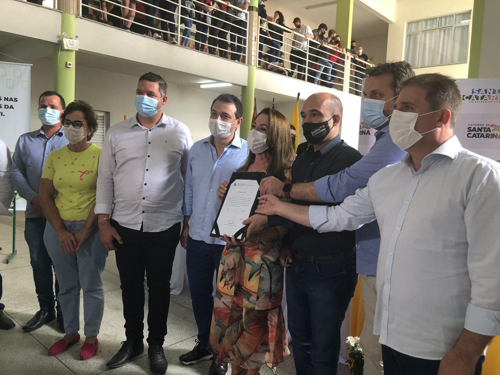 Governador do Estado assina ordens de serviço em Aurora