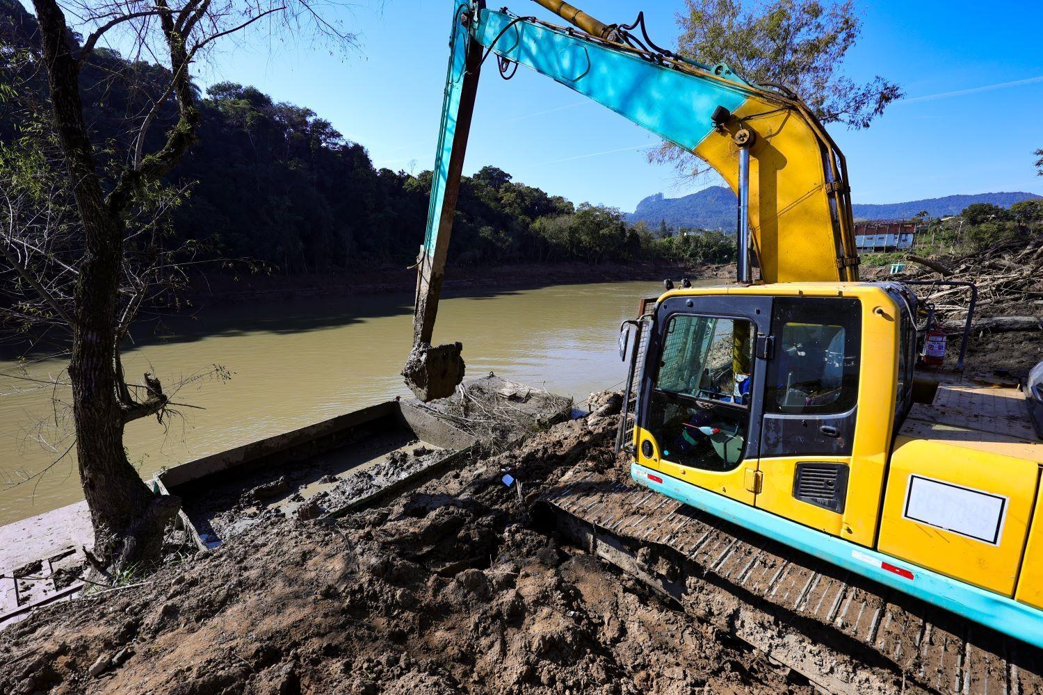 Governador e Secretário de Defesa Civil vistoriam obras no Rio Itajaí-Açu em Rio do Sul