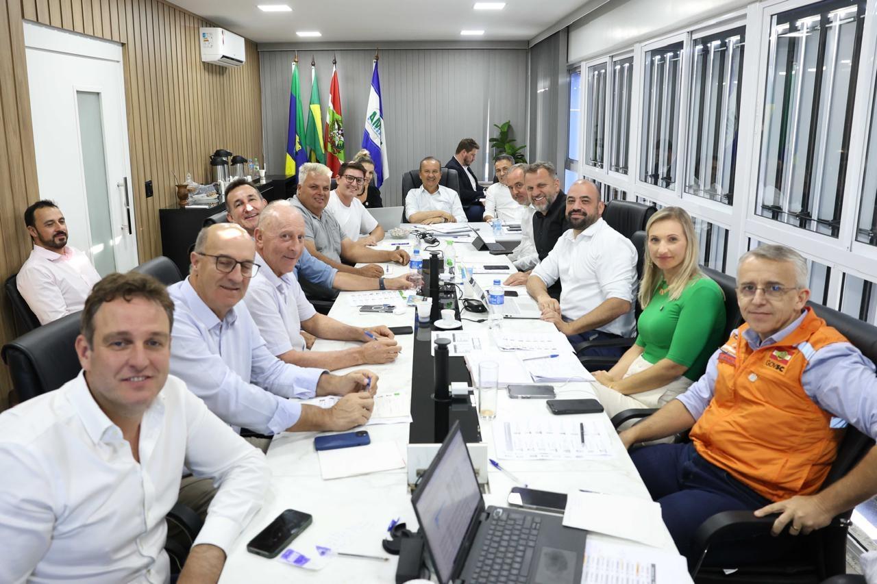 Governador firma compromisso com prefeito de Petrolândia e município deverá receber cerca de R$ 4 milhões 