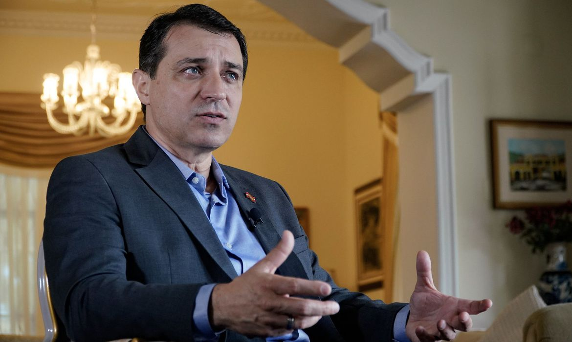 Governador Moisés anuncia piso de R$ 5 mil para professores retroativo a fevereiro