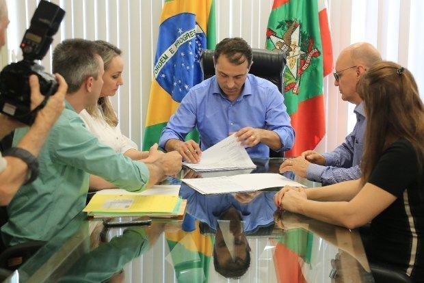 Governador Moisés assina nomeação de 911 professores efetivos para a rede estadual