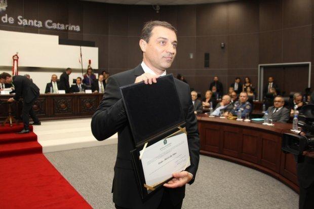 Governador Moisés e vice Daniela Reinhr são diplomados em cerimônia na noite desta terça-feira