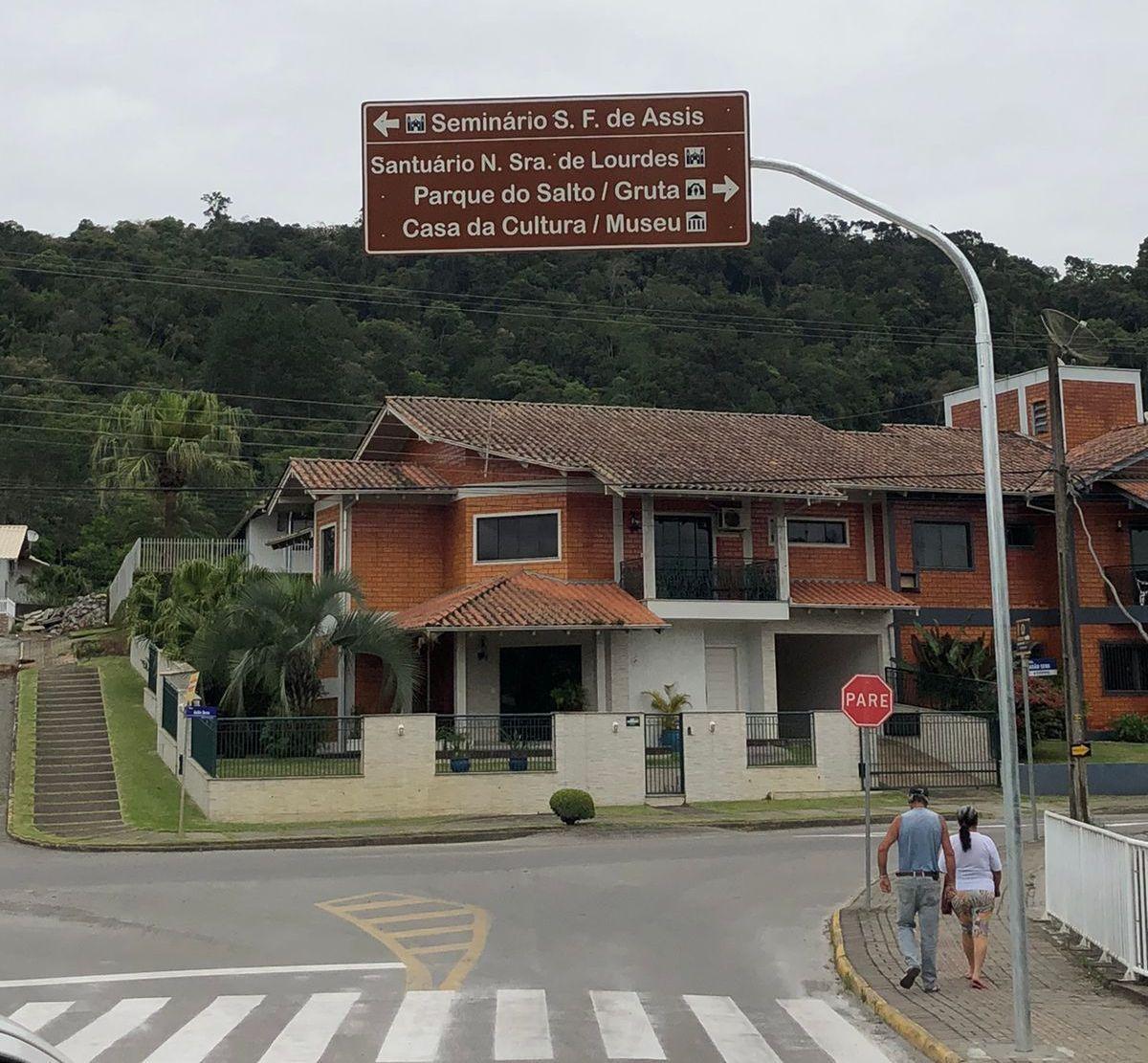 Governo de Ituporanga instala placas de sinalização turística