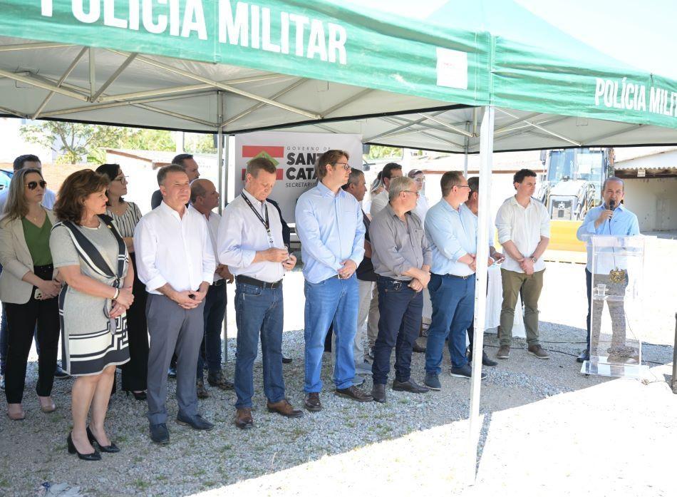 Governo de Santa Catarina entrega maquinários para apoiar trabalho em áreas rurais de 18 prefeituras