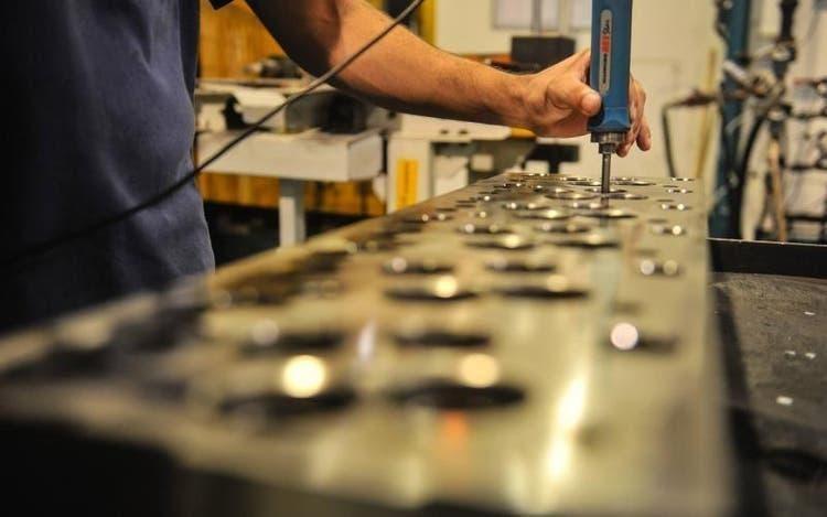 Governo de SC autoriza indústrias a operarem com 100% dos trabalhadores