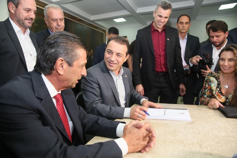Governo de SC entrega projeto da reforma administrativa à Alesc