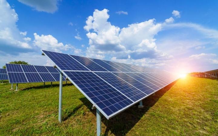 Governo zera impostos federais sobre painéis solares até dezembro de 2026