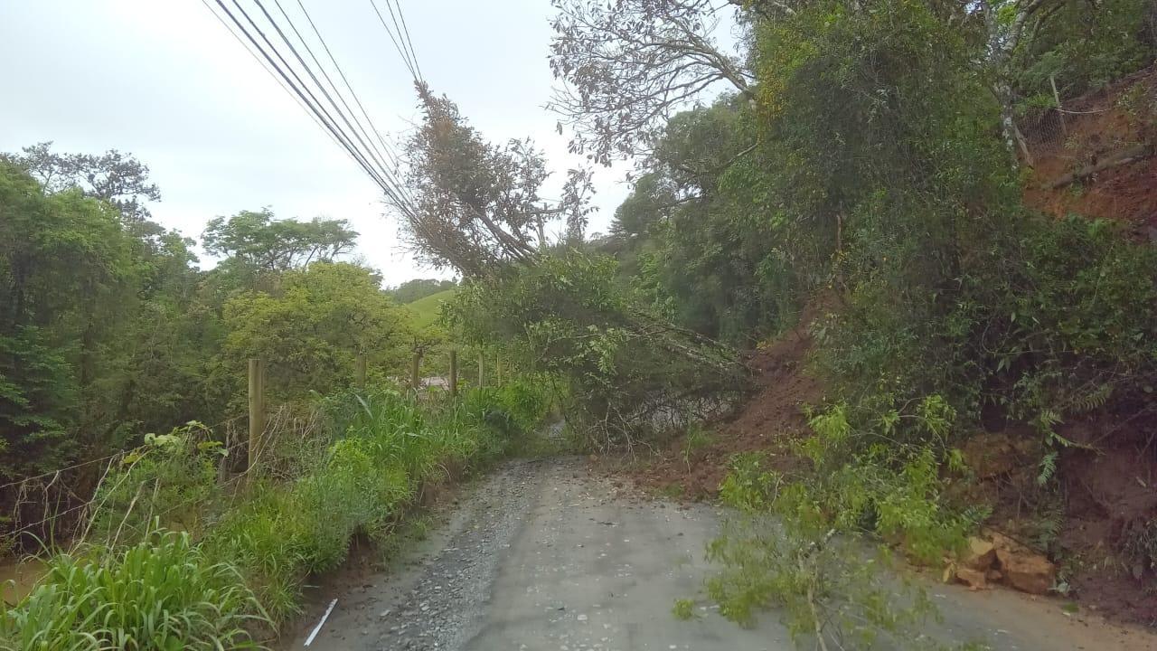 Grande queda de barreira bloqueia estrada de Rio Caçador em Atalanta