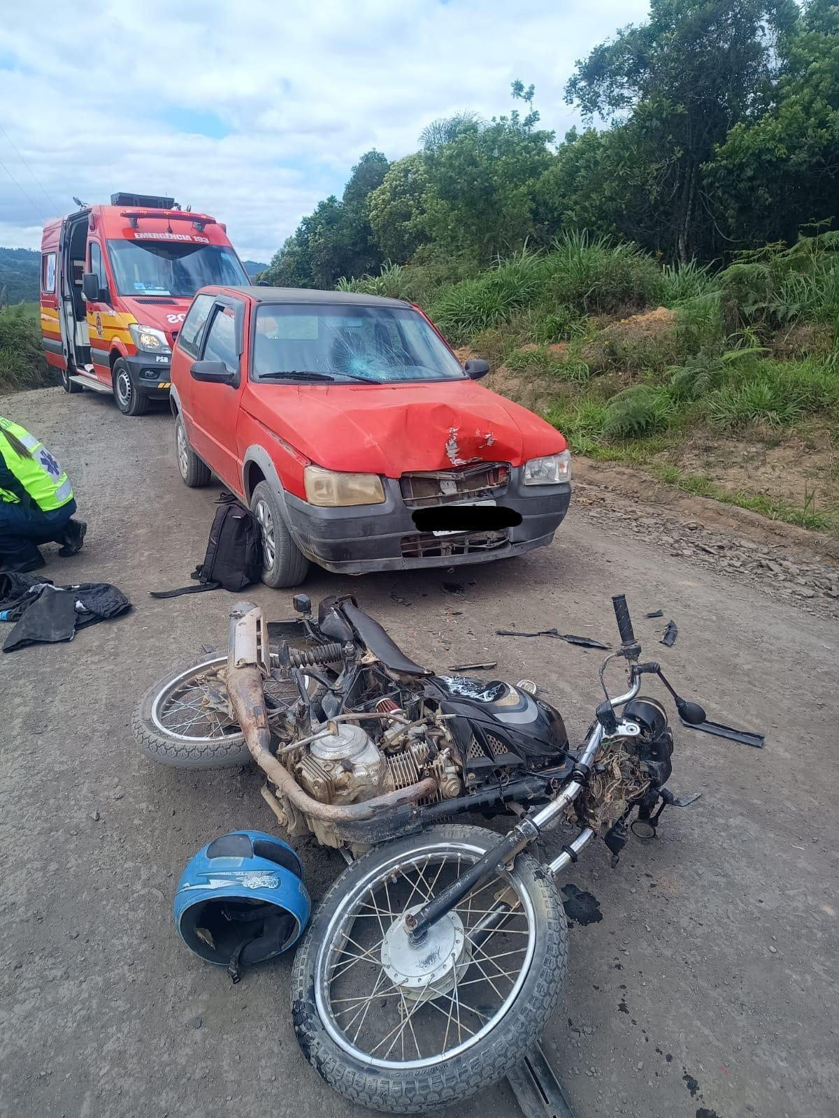 Grave acidente deixa motociclista e caroneiro feridos