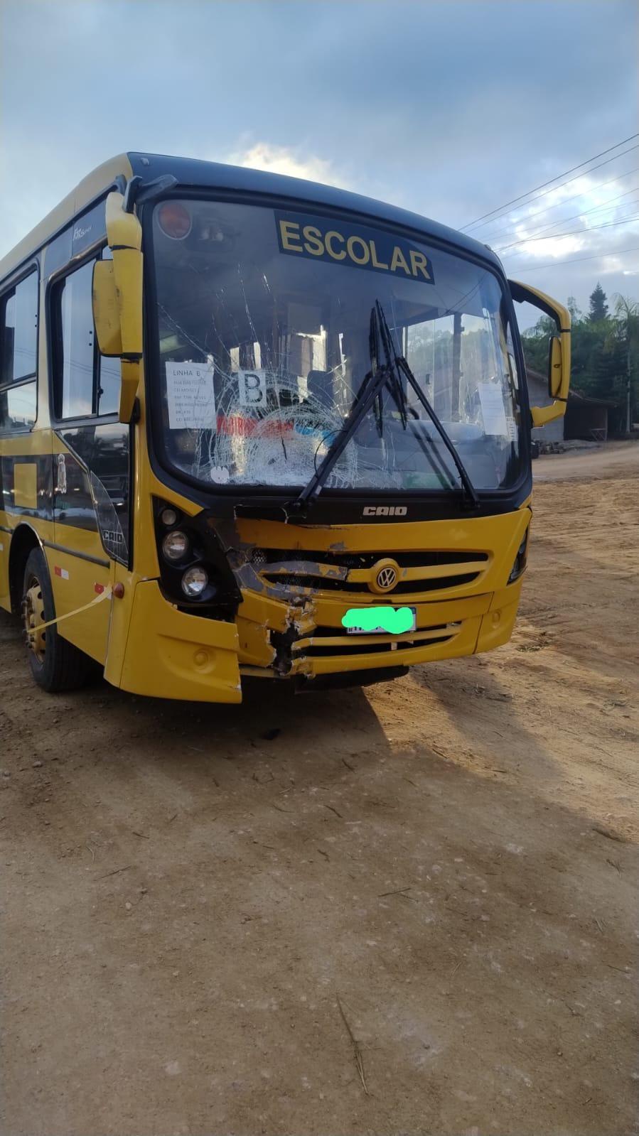 Grave acidente entre moto e ônibus escolar mata duas pessoas na BR-470, em Ibirama