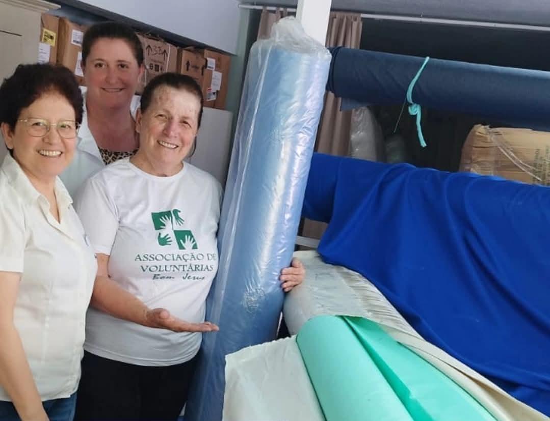 Grupo de voluntários do Hospital Bom Jesus realiza entrega de enxovais e compra de cadeiras para clínica médica