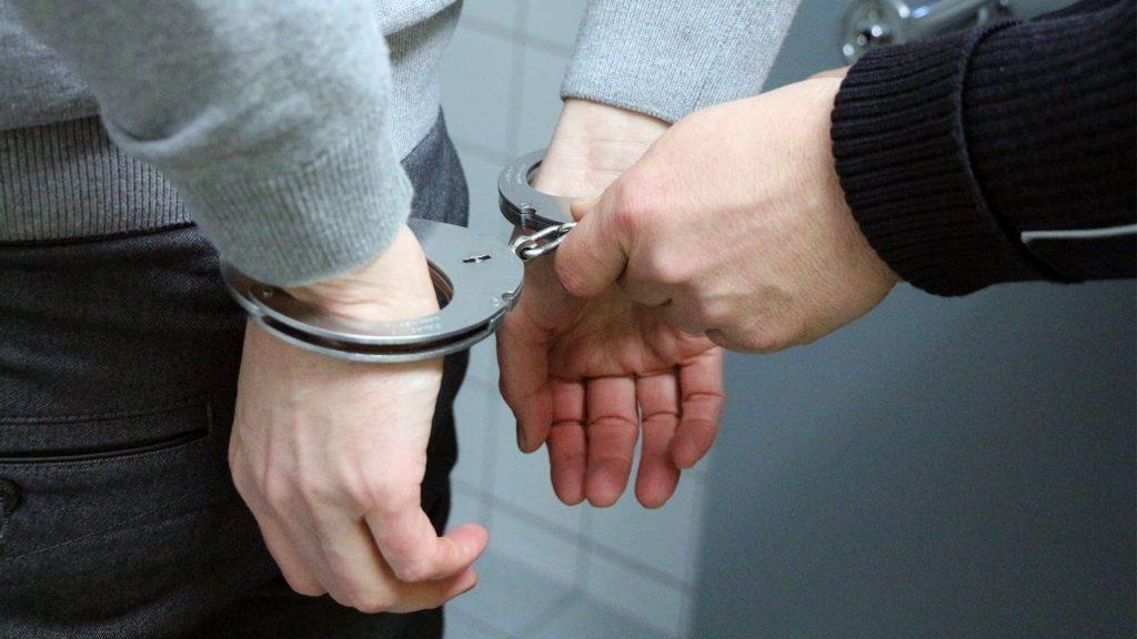 Guarnição da PM aborda veículo e um dos ocupantes é preso
