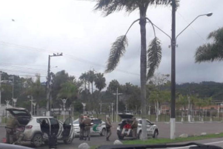 Guincheiro é baleado durante discussão, após caminhão tombar na BR-470 em Lontras