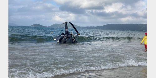Helicóptero cai no mar em praia de Florianópolis