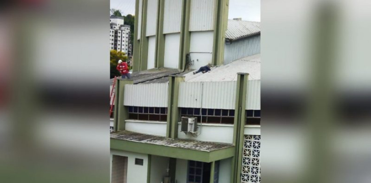 Homem acorda em telhado de igreja de SC