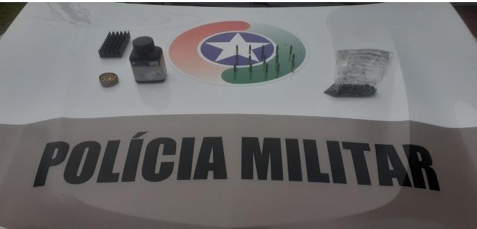 Homem ameaça a esposa e três filhos com arma de fogo  