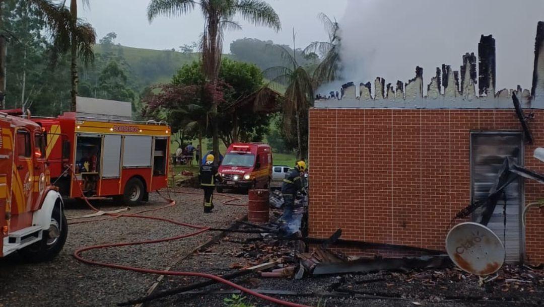 Homem armado ateia fogo em casas e machuca proprietário no Alto Vale