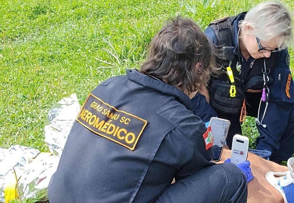 Homem cai de cavalo e é levado de helicóptero para o hospital