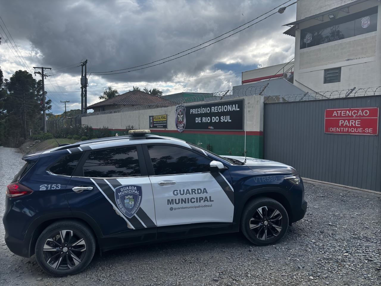 Homem com mandado de prisão por homicídio é preso em veículo com placas de Aurora
