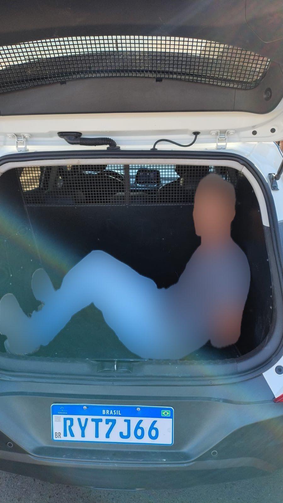 Homem com mandados de prisão por furto é detido em terminal urbano, no Alto Vale