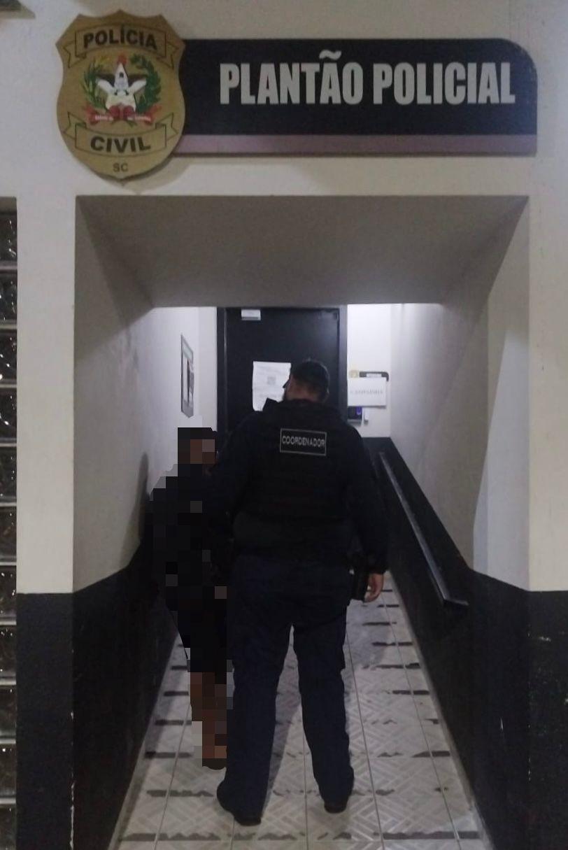 Homem  dorme na poltrona de estabelecimento comercial e ao ser acordado agride segurança