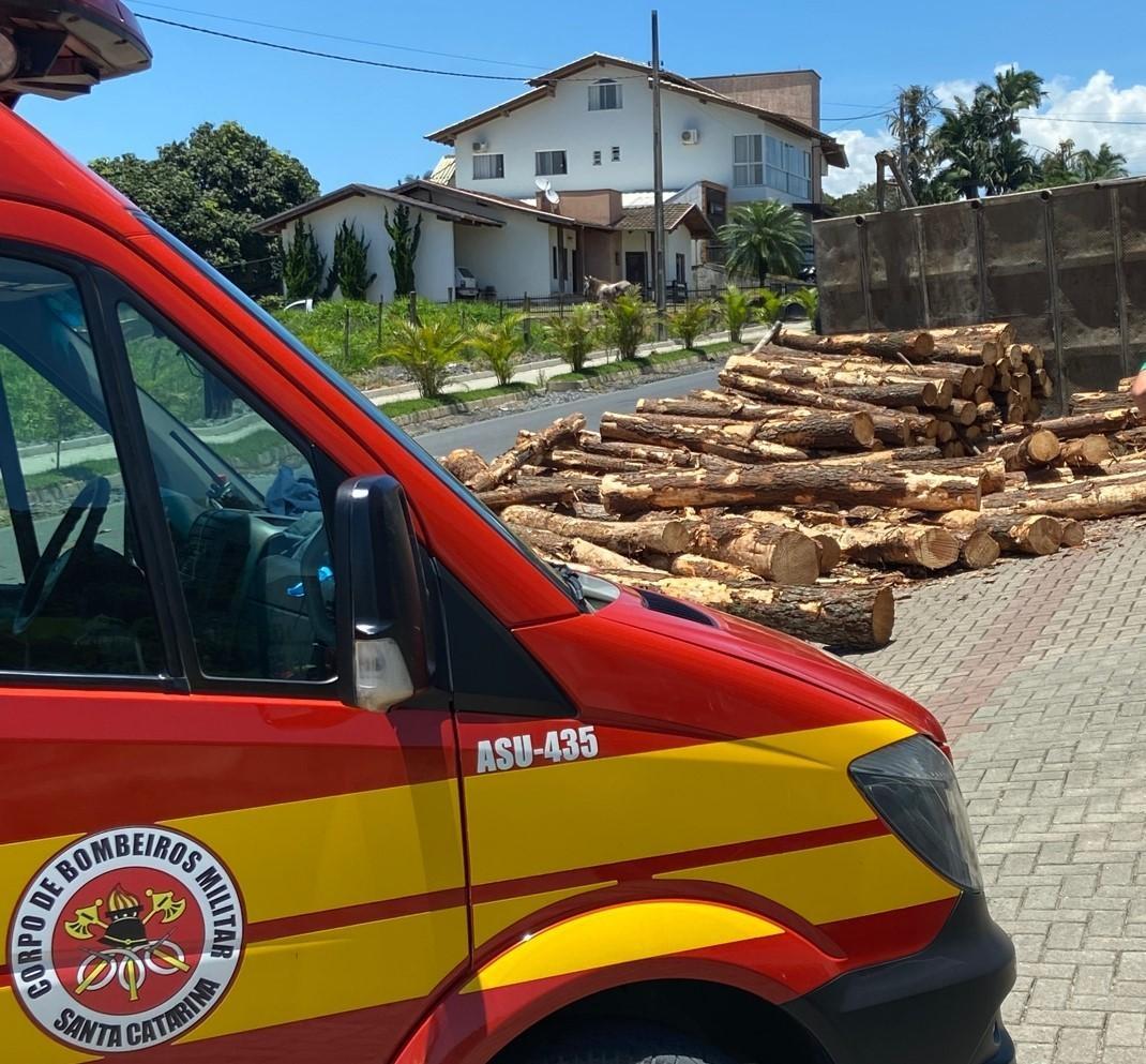 Homem é atingido por carga de toras que tombou em Ituporanga;