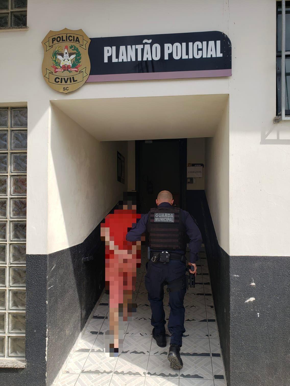 Homem é conduzido à delegacia após romper tornozeleira eletrônica